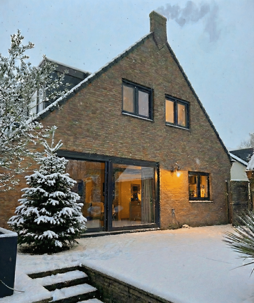 Kunststof kozijnen zwart sneeuw
